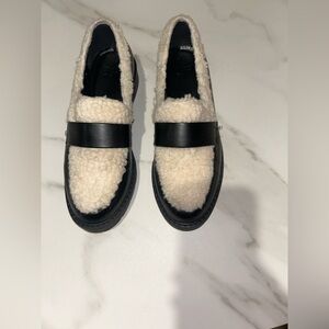 JF black moccasins with cream/off white fur details, Sz 7
Sole/heel 1"
jf